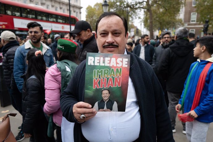 November 3, 2024, London, England, UK: Supporters of Pakistan Tehreek-e-Insaf (PTI) gather outside Downing Street, demanding the release of former Prime Minister Imran Khan and raising concerns over alleged human rights abuses in Pakistan. Protesters call