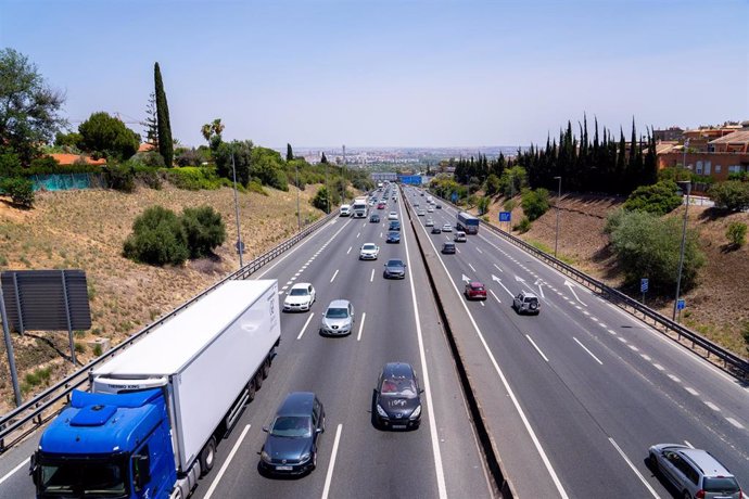 Archivo - Tráfico en una carretera, imagen de recurso.