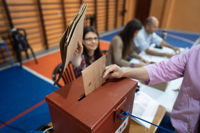 MONTEVIDEO, Nov. 24, 2024  -- A voter votes for the second round of the presidential election at a polling station in Montevideo, Uruguay, Nov. 24, 2024. The second round of Uruguay's presidential election is held on Sunday.