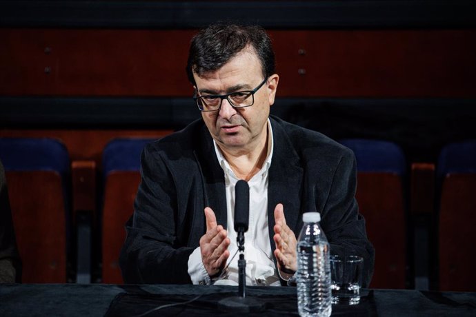 Archivo - El escritor, Javier Cercas, interviene durante la rueda de prensa en la presentación de la obra de teatro ‘23F. Anatomía de un instante’, en el Teatro de La Abadía, a 18 de febrero de 2022, en Madrid (España). ‘23F. Anatomía de un instante’ es u