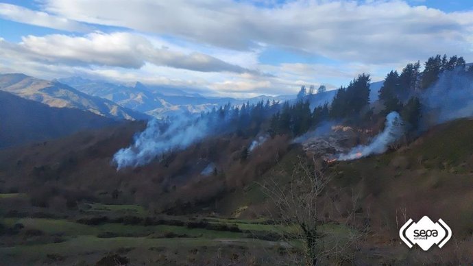 Archivo - Labores de extinción de incendios forestales en Ribadesella y Mieres, en una imagen de archivo.