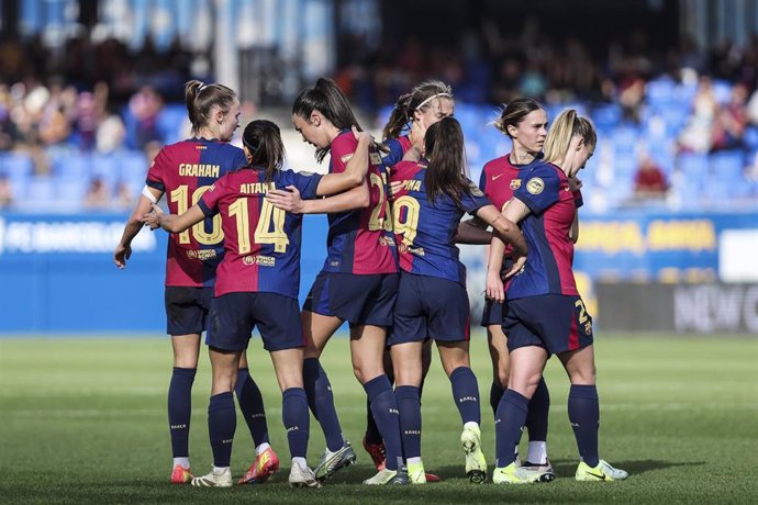 Las jugadoras del FC Barcelona celebran uno de sus goles ante el Costa Adeje Tenerife en la Liga F 24-25