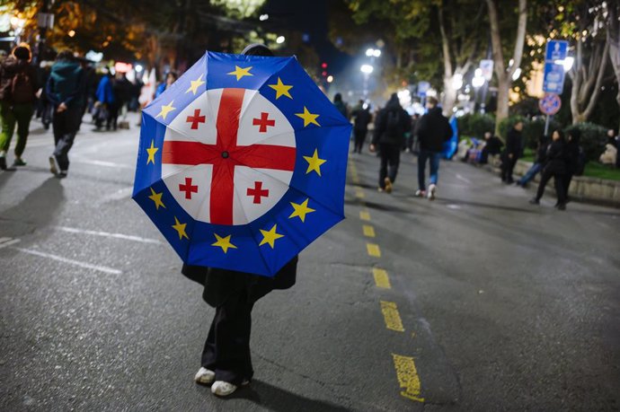 November 4, 2024, Tbilisi, Tbilisi, Georgia (Europe: A woman with a European and Georgian umbrella. Thousands of demonstrators from the opposition to the Georgian Dream gathered in the streets of Tbilisi, notably in front of the parliament. Opposition lea