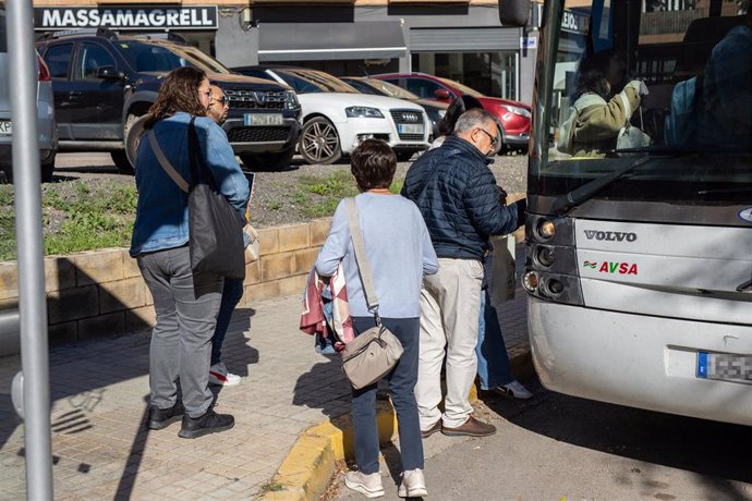 Varias personas cogen un autobús en Massamagrell