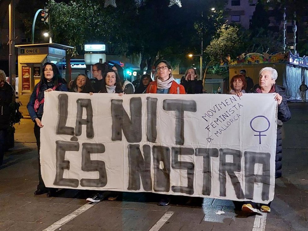 Cerca de una veintena de mujeres reivindican en Palma su derecho a "salir a la calle de noche y sin miedo"