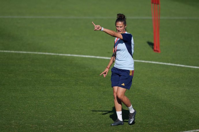 Archivo - Montse Tomé, seleccionadora nacional femenina, da instrucciones durante un entrenamiento