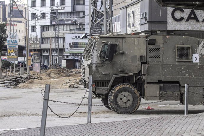 Vehículo del Ejército israelí recorre las calles de Yenín, en Cisjordania