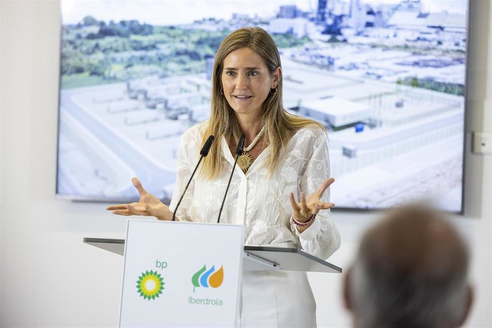 Archivo - La secretaria de Estado de Energía del Ministerio para la Transición Ecológica y el Reto Demográfico, Sara Aagesen, interviene durante la presentación del proyecto de hidrógeno renovable que se construirá en la refinería de BP en Castellón, en