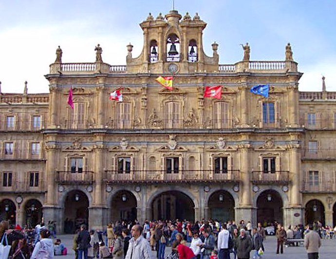 Archivo - Fachada del Ayuntamiento de Salamanca en la Plaza Mayor