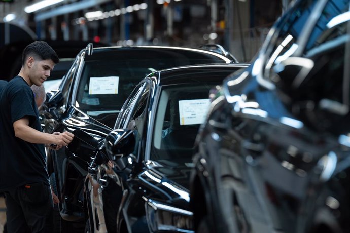 Archivo - Modelos de Cupra Fomentor y Cupra León durante una visita guiada a la fábrica de Seat en Martorell, a 27 de junio de 2024, en Martorell, Barcelona, Catalunya (España). El motivo de la visita es observar el inicio de producción del Cupra Formento