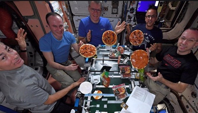 Archivo - Astronautas comen pizza en la Estación Espacial Internacional