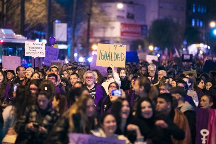 Archivo - Miles de personas protestan con carteles durante una manifestación encabezada por el Moviment Feminista de Mallorca. Archivo.