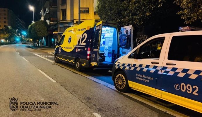 Imagen de una patrulla de Policía Municipal junto a una ambulancia