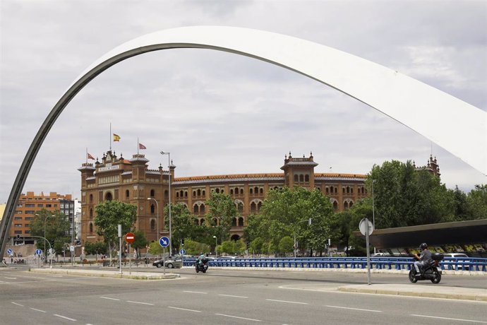 Archivo - Ambiente del Puente de Ventas cercano a la Plaza de Toros de Las Ventas.