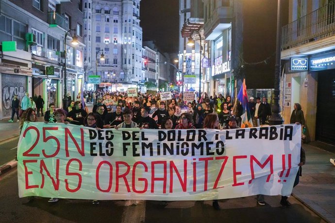 Decenas de personas durante una manifestación con motivo del 25N, a 24 de noviembre de 2024, en Valencia.