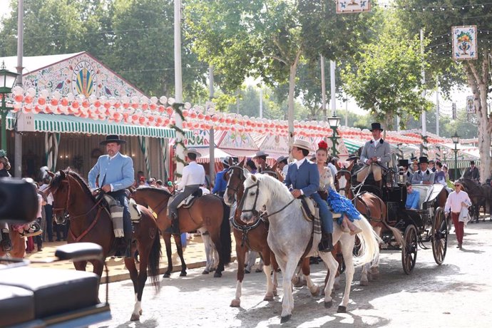 Archivo - Imágenes del ambiente que se vive en el Real de la Feria, a 17 de abril de 2024