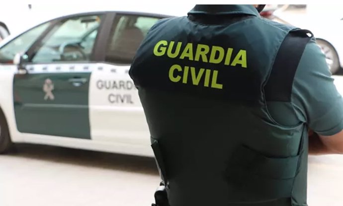 Un agente de la Guardia Civil de espaldas en imagen de archivo