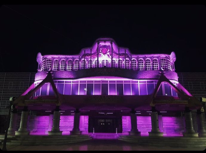 Imagen de la fachada de la Asamblea Regional, iluminada de morado por el 25N