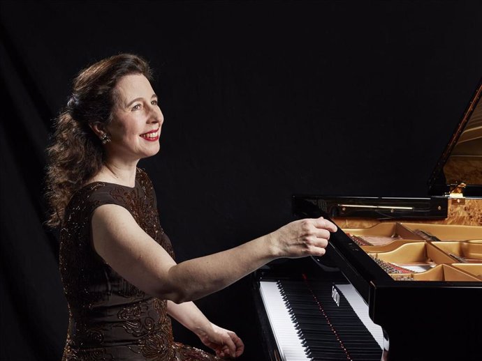 La directora y solista de piano Angela Hewitt.