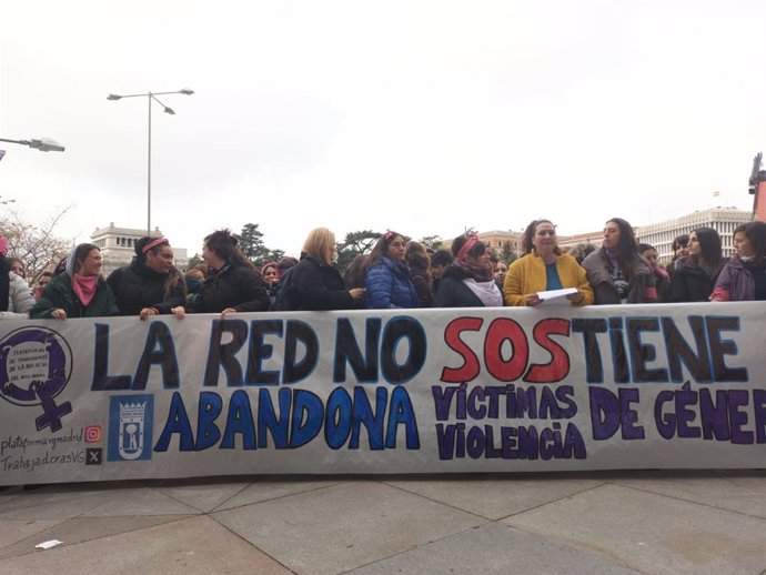 Archivo - Protesta en Cibeles convocada por la Plataforma de Trabajadoras de la Red de Violencia de Género del Ayuntamiento de Madrid