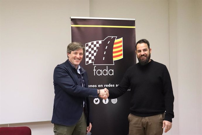 Ánchel Echegoyen  y Themis López, historia y futuro al frente de FADA, se dan la mano en la Asamblea de la Federación.