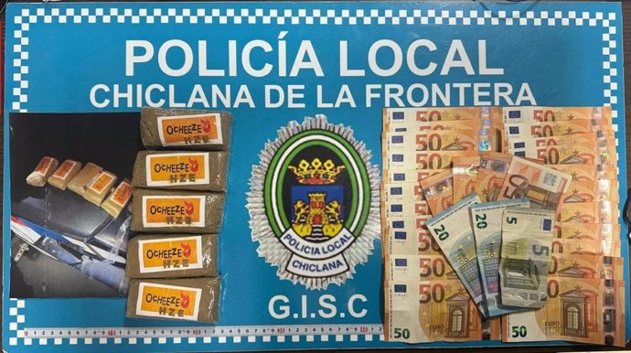 Droga y dinero hallado en el cacheo de un joven de 20 años en Chiclana