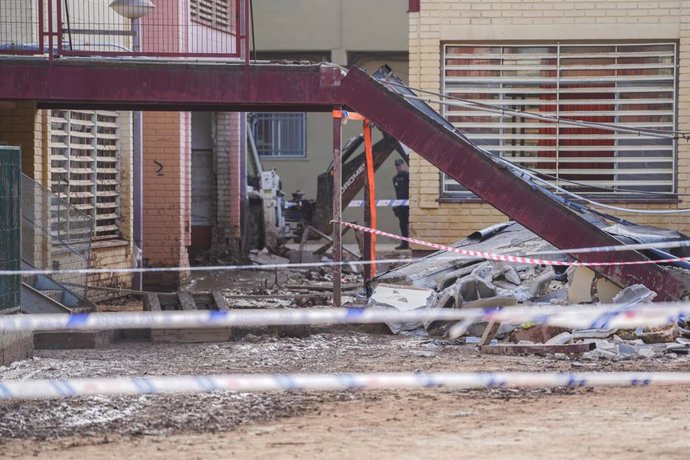 El colegio Luis Vives tras el derrumbe del porchado, a 24 de noviembre de 2024, en Massanassa