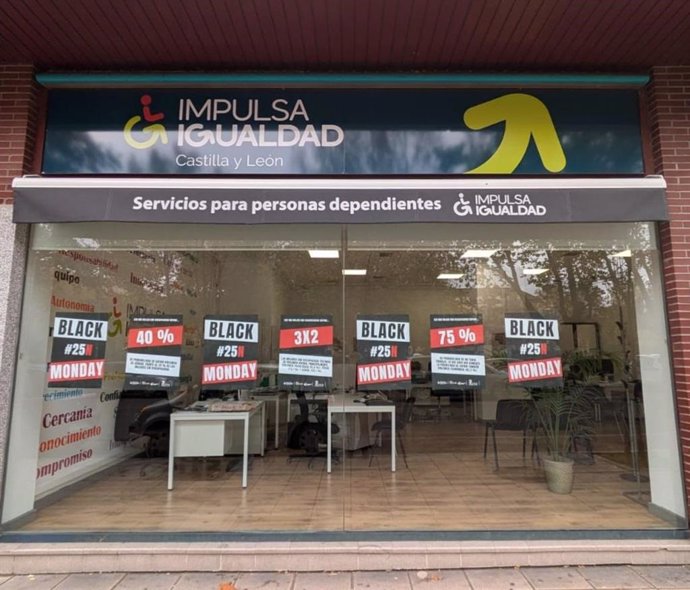 Sede de la organización Impulsa Igualdad con carteles de la campaña.