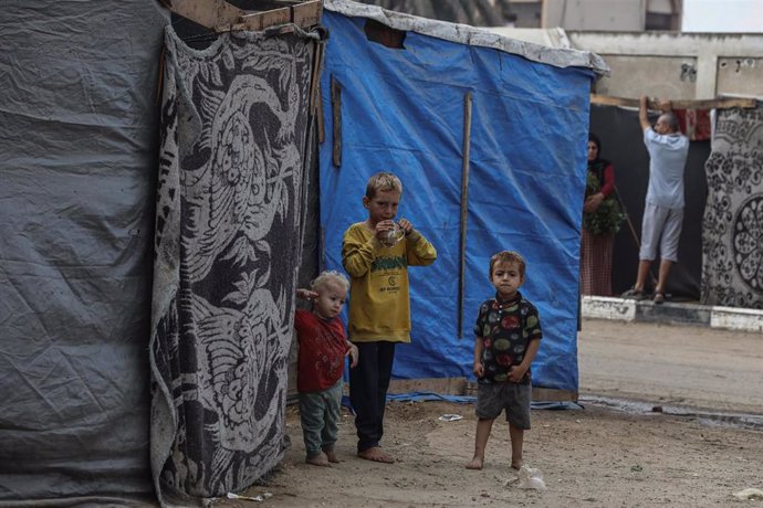 Archivo - Niños palestinos desplazados en un refugio temporal en la ciudad de Deir al Balá, en el centro de la Franja de Gaza (archivo)