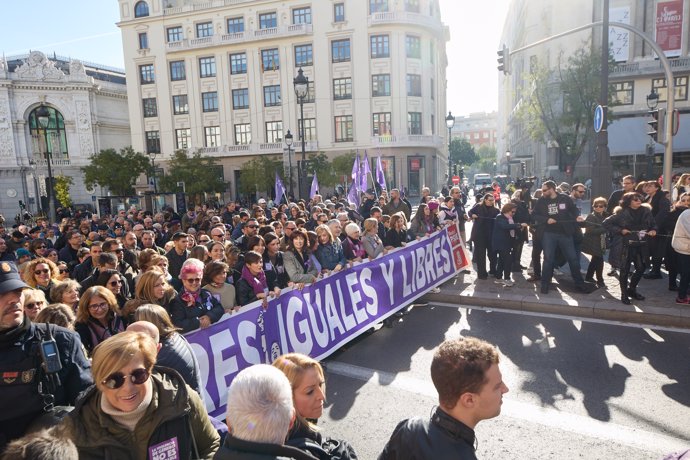 Una decena de personas sujeta una pancarta durante una manifestación por el 25N, a 25 de noviembre de 2023, en Madrid (España).