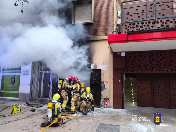 Archivo - Efectivos del Real Cuerpo de Bomberos de Málaga actúan en un incendio originado en el cuarto de contadores de un edificio en la calle Casas de Campo (distrito Centro) junto al Teatro del Soho CaixaBank de Antonio Banderas. (Imagen de archivo).