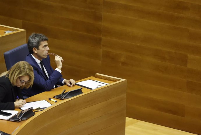 La vicepresidenta i consellera de Servicis Socials, Igualtat i Habitatge, Susana Camarero, i el president de la Generalitat, Carlos Mazón, durant una sessió plenària