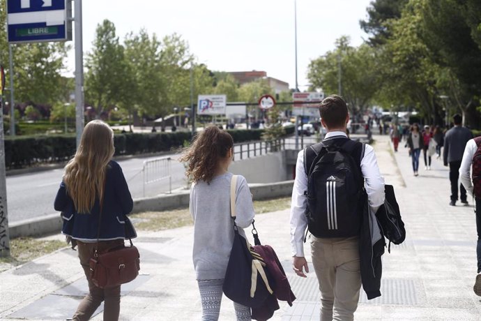 Archivo - Estudiantes en la universidad 