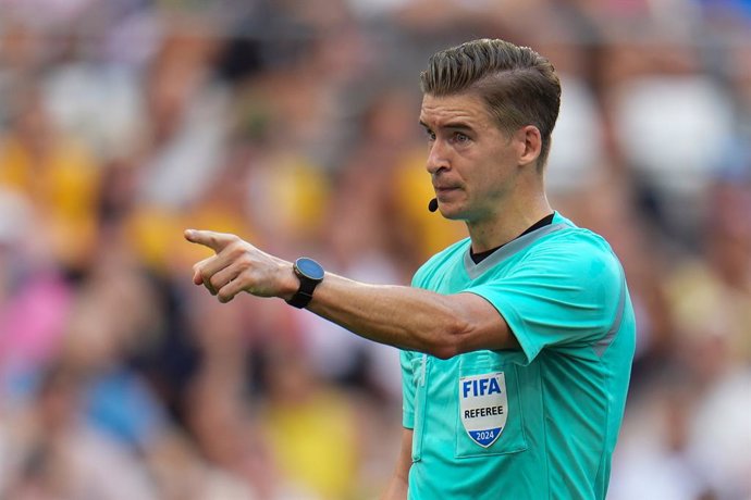 Archivo - François Letexier (Referee), Football, Women's Group B between Australia and United States during the Olympic Games Paris 2024 on 31 July 2024 at Velodrome stadium in Marseille, France - Photo Norbert Scanella / Panoramic / DPPI Media