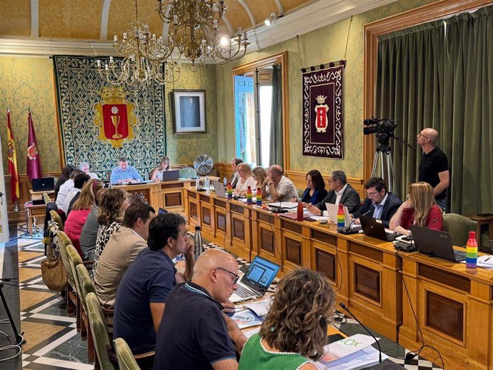 Archivo - Imagen de archivo de un pleno en el Ayuntamiento de Cuenca.