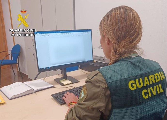 Imagen de una agente de la Guardia Civil, durante la investigación