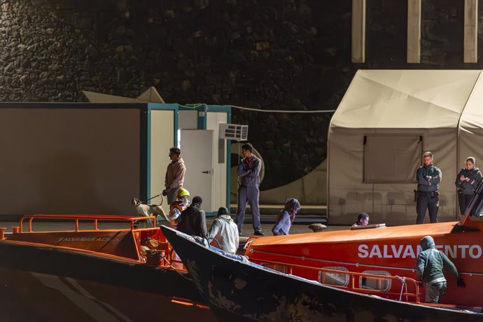 Varios migrantes son atendidos por los servicios de emergencia a su llegada al puerto de la Restinga de El Hierro, a 23 de noviembre de 2024, en El Hierro, Santa Cruz de Tenerife, Tenerife, Canarias (España). La Salvamar Acrux ha trasladado a las 44 perso