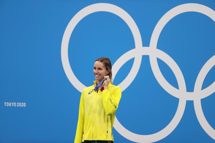 Archivo - La nadadora australiana Emma McKeon celebra su medallas de oro en los Juegos Olímpicos de Tokyo 2020.