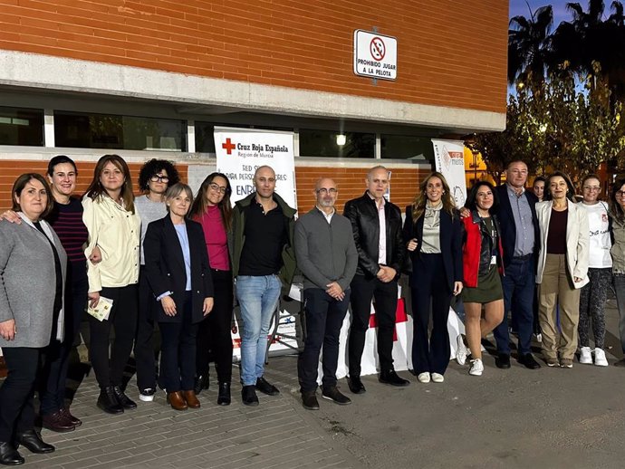 La concejala de Bienestar Social, Familia y Salud, Pilar Torres, visita el jardín de Ángel García Lidón, frente al centro de salud, donde se ha desarrollado la actividad 'Vamos a construir el mapa de salud de Llano de Brujas (Casillas-Santa Cruz)'