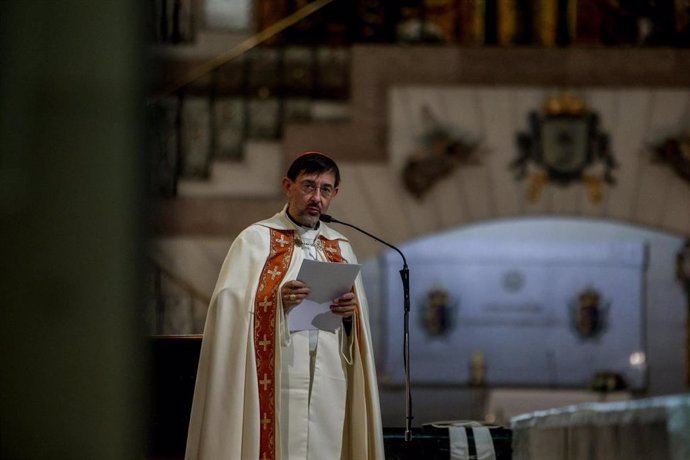 Archivo - El cardenal José Cobo, arzobispo de Madrid, durante una celebración.