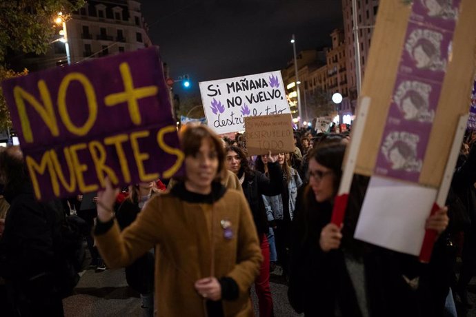 Archivo - Decenas de personas portan carteles, durante una manifestación por el 25N, a 25 de noviembre de 2023, en Barcelona, Catalunya (España). La marcha ha sido convocada por Noviembre Feminista bajo el lema 'Prou violències masclistes! S'ha acabat!'. 