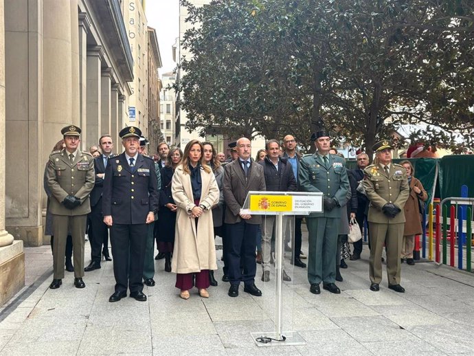 El delegado del Gobierno en Aragón, Fernando Beltrán, junto a la alcaldesa de Zaragoza, Natalia Chueca, en el minuto de silencio este lunes.