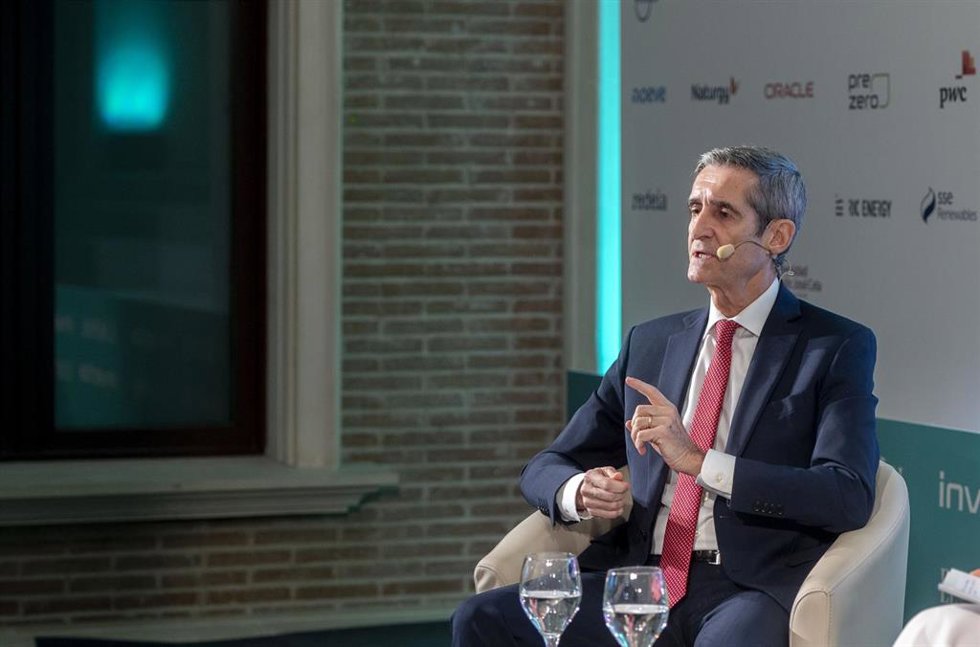 El director general de Transición Energética, Tecnología, Institucional y adjunto al CEO de Repsol, Luis Cabra Dueñas, durante el I Observatorio de la Energía, en la Universidad Camilo José Cela, a 25 de noviembre de 2024, en Madrid (España). 
