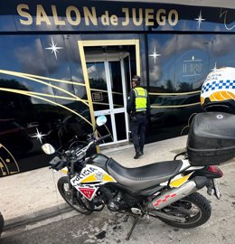 Un policía local de El Puerto de Santa María en un dispositivo de control en salones de juego de la ciudad.