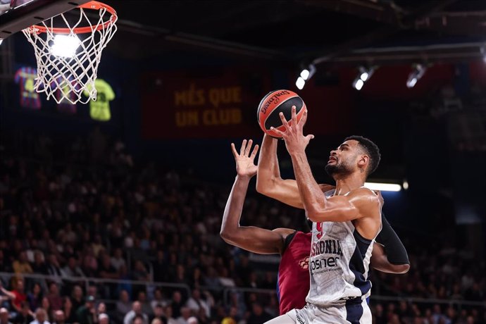 Timothé Luwawu-Cabarrot intenta una canasta durante el Barça-Baskonia de la Euroliga 24-25