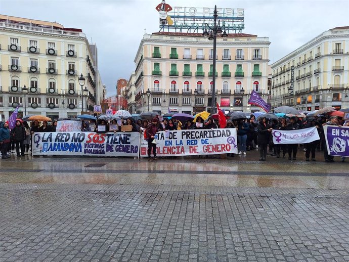 Decenas de trabajadoras de la red de atención a las mujeres víctimas de violencia de género se concentran en la Puerta del Sol para exigir una subida salarial y una ampliación de la plantilla, el lunes 25 de noviembre de 2024, en Madrid.