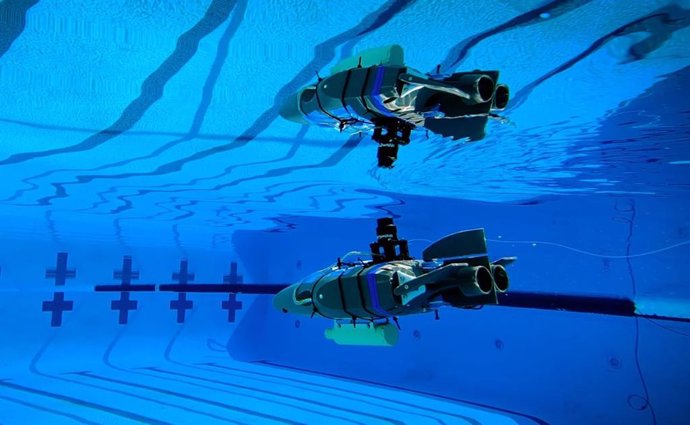 Un prototipo de robot diseñado para explorar los océanos subterráneos de las lunas heladas se refleja en la superficie del agua durante una prueba en una piscina en Caltech en septiembre.