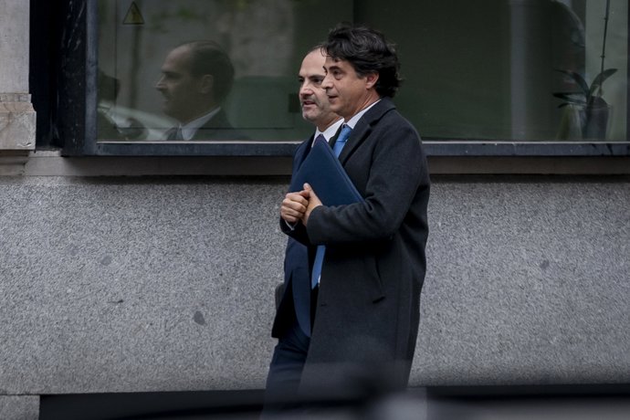 Uno de los acusados César Moreno (d), llega a declarar a la Audiencia Nacional, a 25 de noviembre de 2024, en Madrid (España). Hoy están citados los investigados Ignacio Díaz Tapia, Luis Alberto Escolano Marín y César Moreno García.