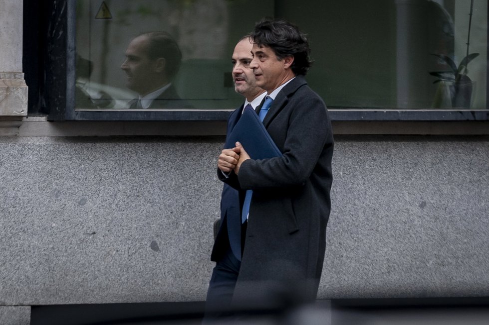 Uno de los acusados César Moreno (d), llega a declarar a la Audiencia Nacional, a 25 de noviembre de 2024, en Madrid (España). Hoy están citados los investigados Ignacio Díaz Tapia, Luis Alberto Escolano Marín y César Moreno García.