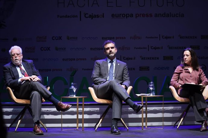 El presidente de Asaja-A, Ricardo Serra; el consejero de Agricultura, Ramón Fernández-Pacheco, y la  directora de RRII de Heineken España en Andalucía, Ada Bernal.